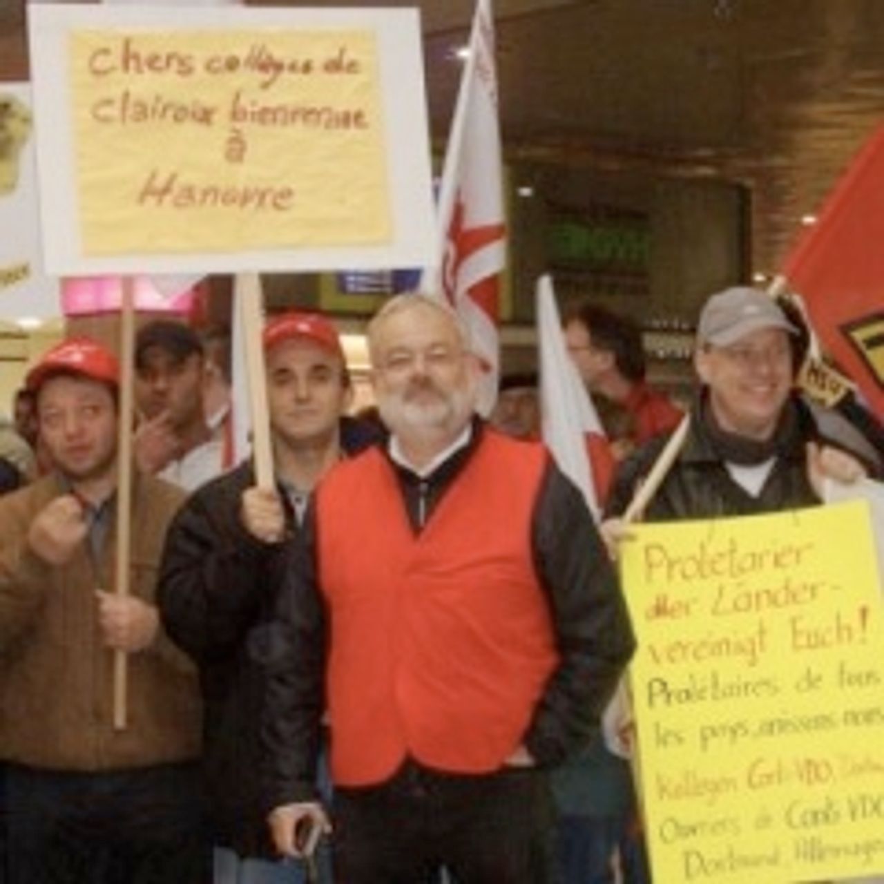 Deutsche Arbeiter mit Pappschildern