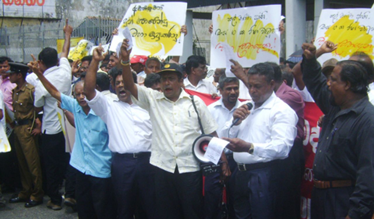 Power workers picket